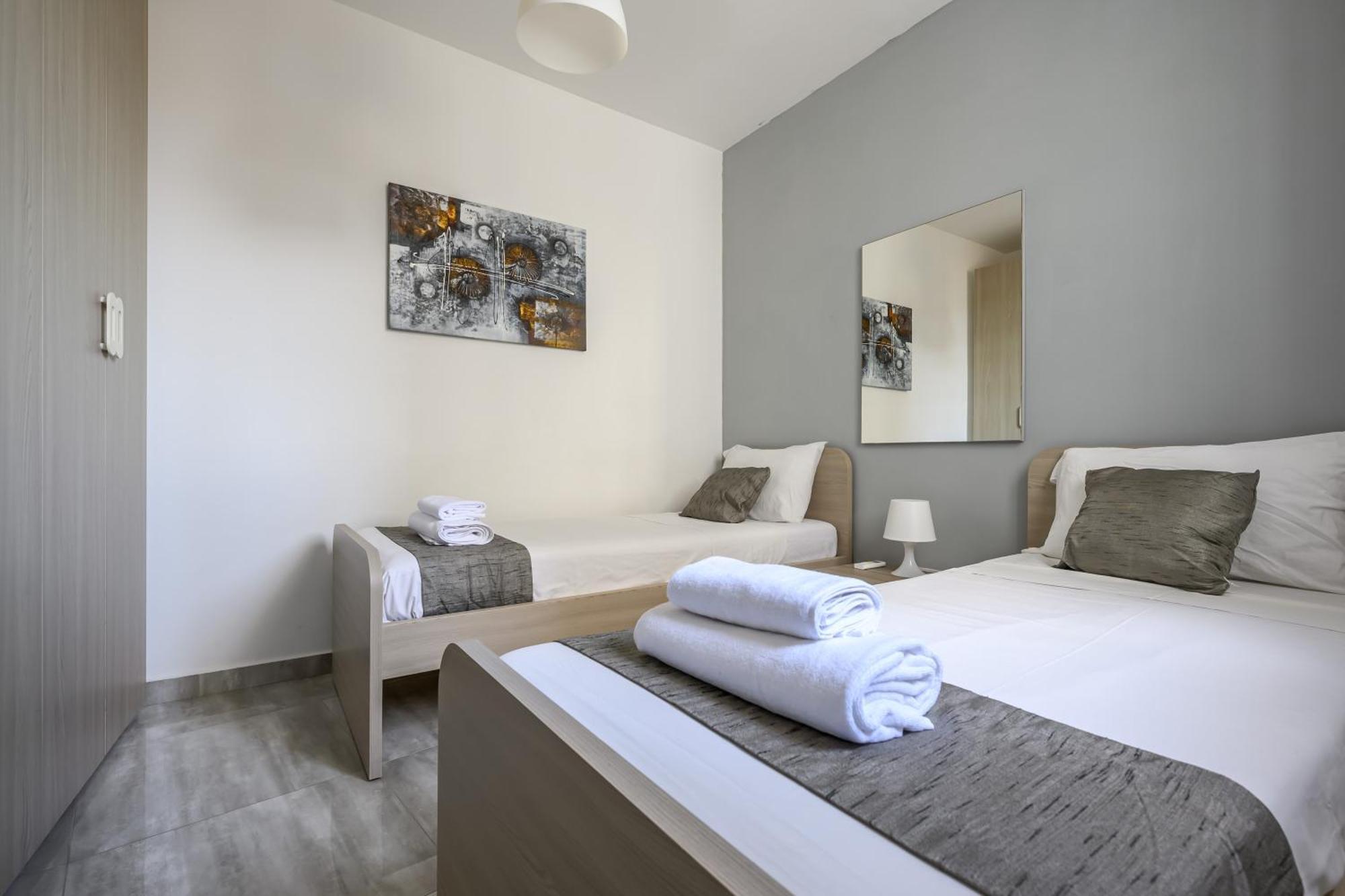 F11 Room 2, Private Room Two Single Beds Shared Bathroom In Shared Flat Мсида Экстерьер фото