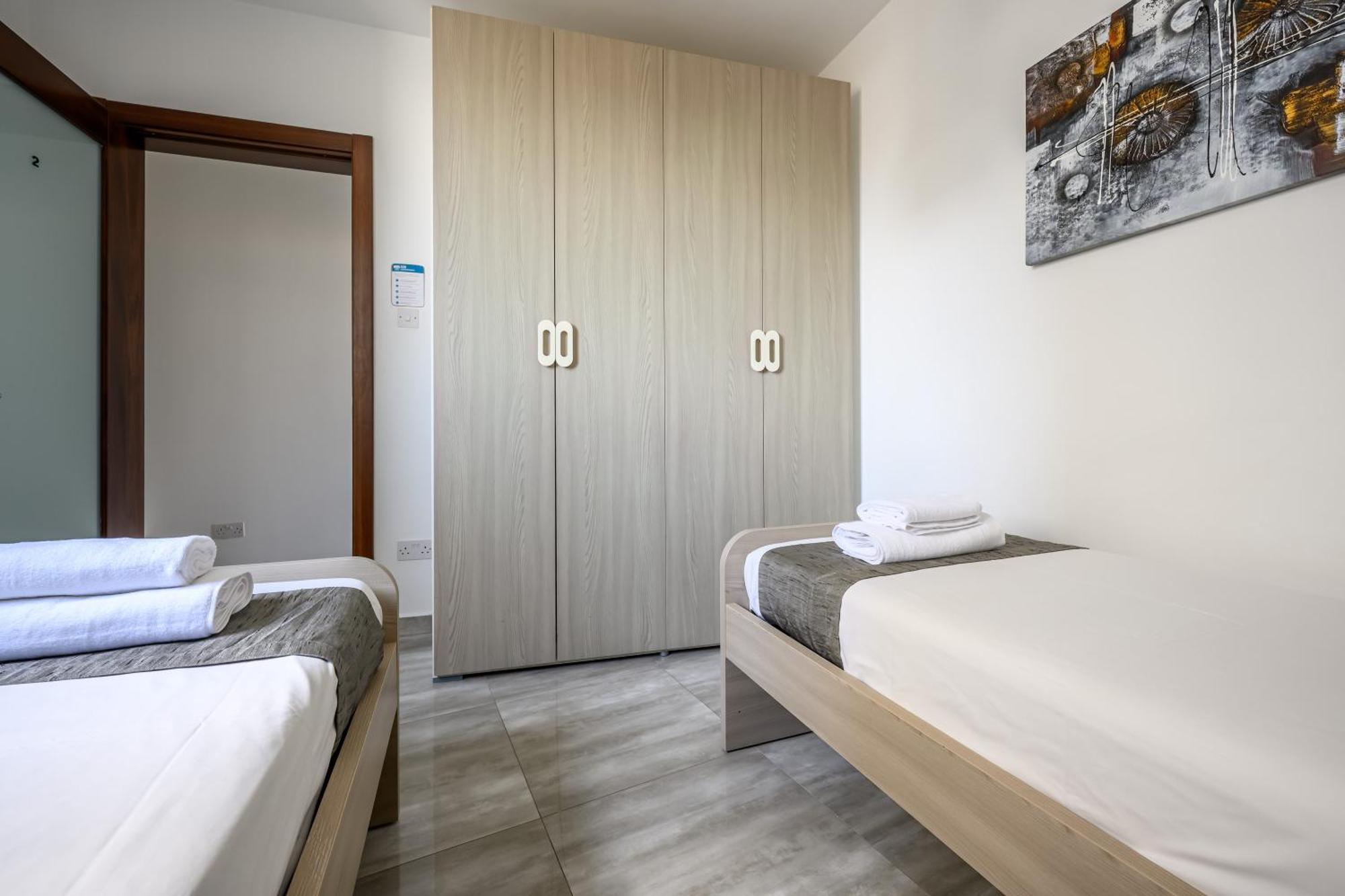 F11 Room 2, Private Room Two Single Beds Shared Bathroom In Shared Flat Мсида Экстерьер фото