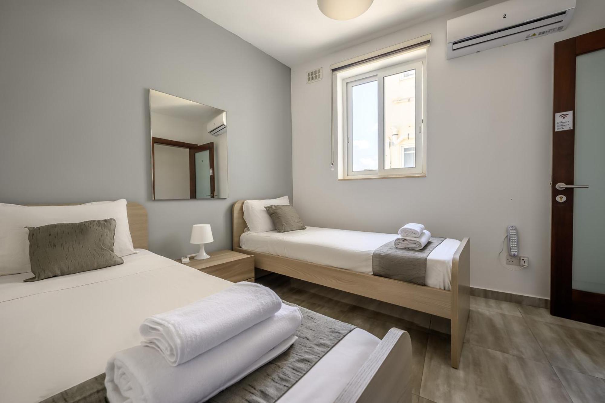 F11 Room 2, Private Room Two Single Beds Shared Bathroom In Shared Flat Мсида Экстерьер фото